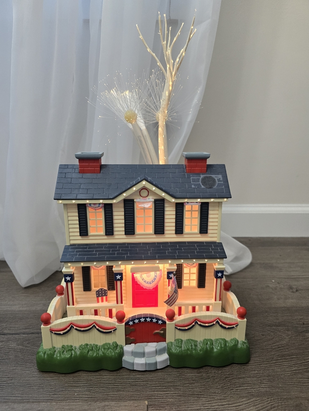 2003 Avon Patriotic Lighted Fiber Optic House Collectible 4th Of July